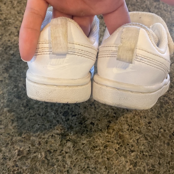 Kids Nike Ebernon low, good condition needs a wash. Size 11. Two pairs available - Picture 5 of 6